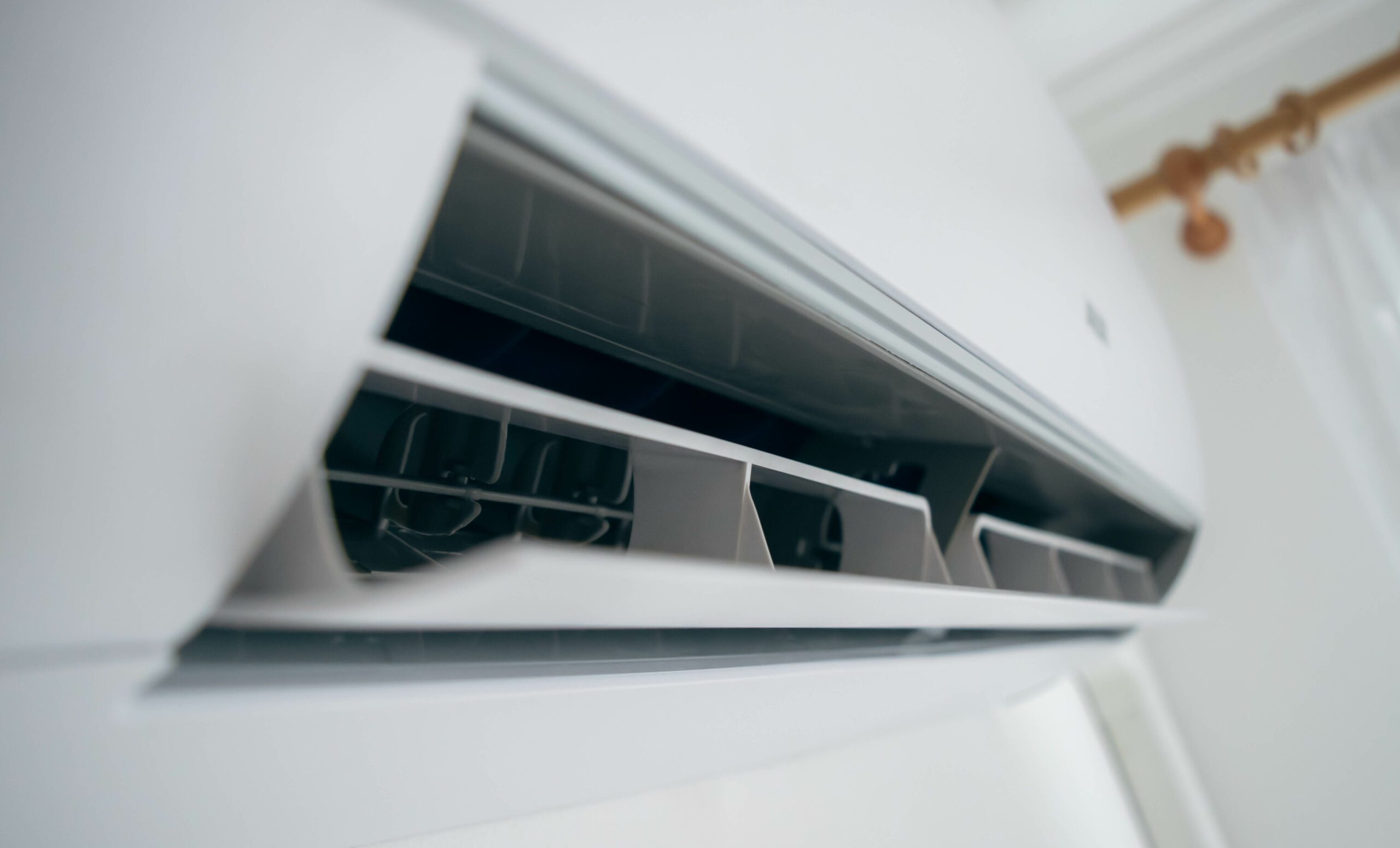 Split air conditioner on a white wall closeup Installation clim à Caussade